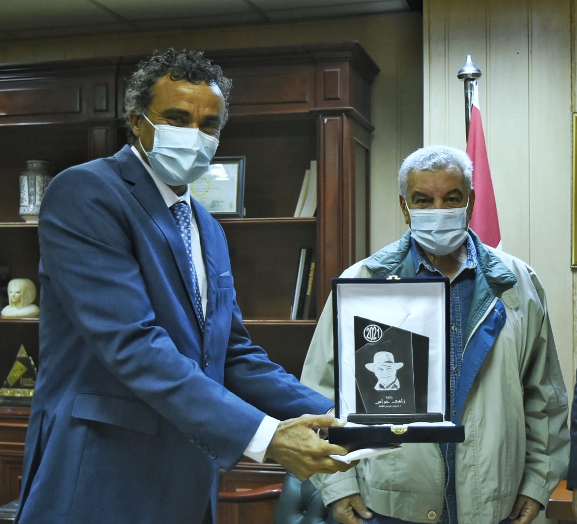د. زاهي حواس يسلم الجائزة
