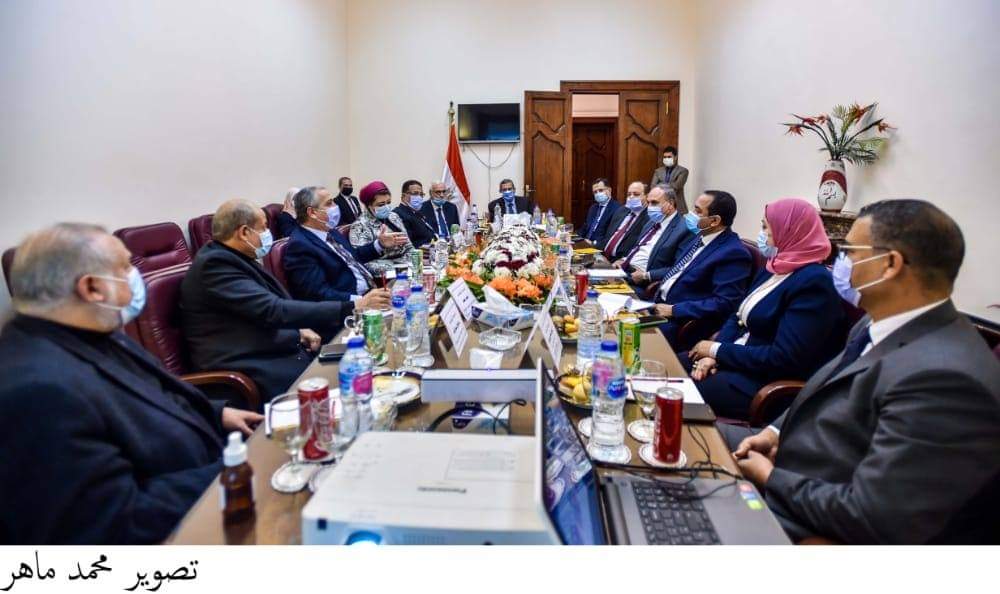 الشوربجي والشيخ يفتتحان أول صالون ثقافي للهيئة الوطنية للصحافة .. صور