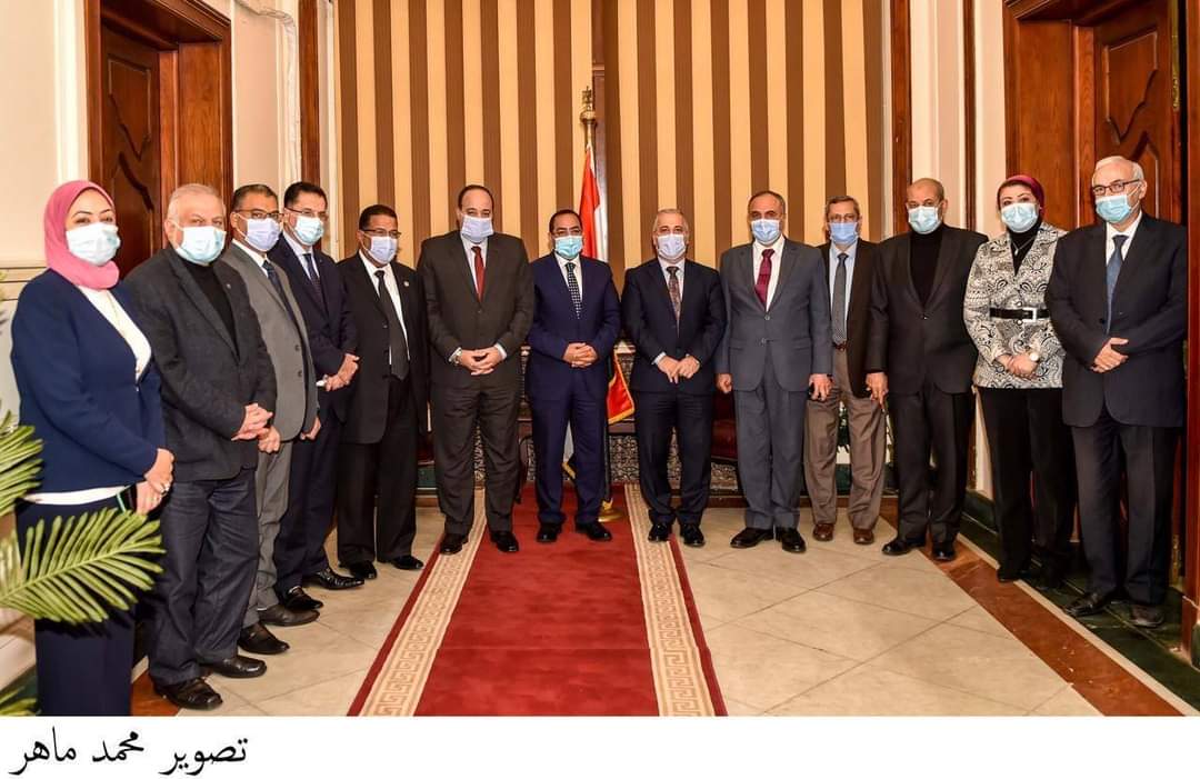 الشوربجي والشيخ يفتتحان أول صالون ثقافي للهيئة الوطنية للصحافة .. صور