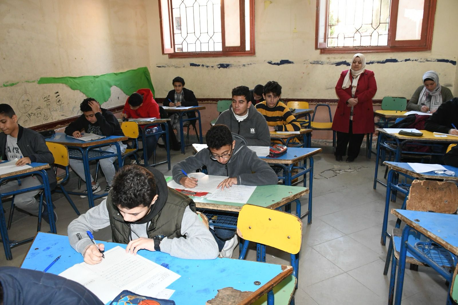 ‫ محافظ الفيوم يتفقد عدداً من لجان امتحانات الشهادة الإعدادية
