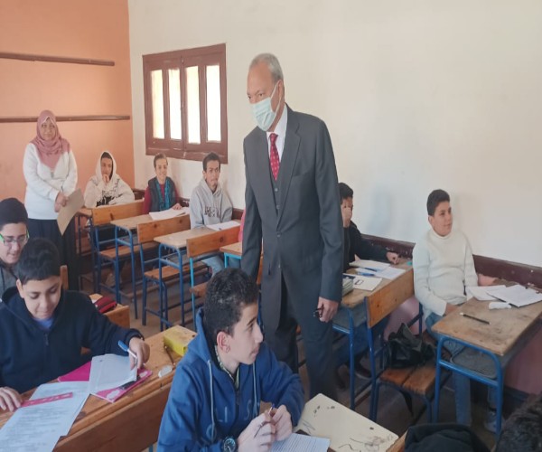 محافظ القليوبية يتفقد إمتحانات الشهادة الإعدادية العامة والأزهرية