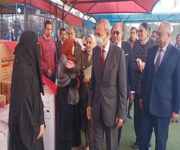 محافظ القليوبية يشهد تسليم أجهزة كهربائية للعرايس بمدينة بنها 