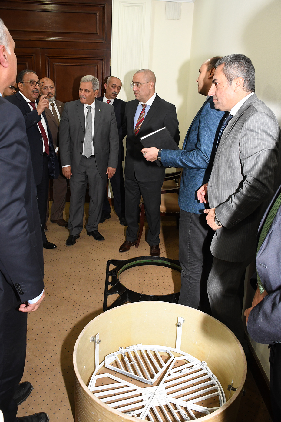 وزير الإسكان يستعرض الغطاء الآمن لبالوعات الصرف الصحى لمواجهة  سرقة الأغطية