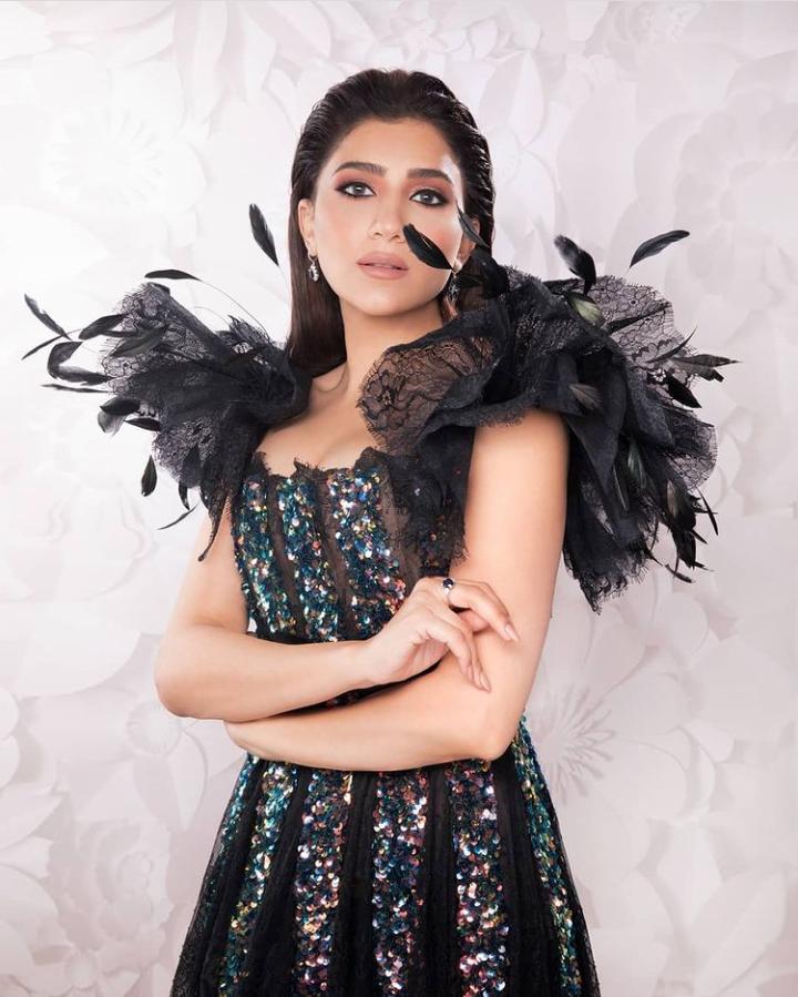 بمكياج ناعم .. مى عمر تخطف القلوب بأحدث إطلالات الجونة