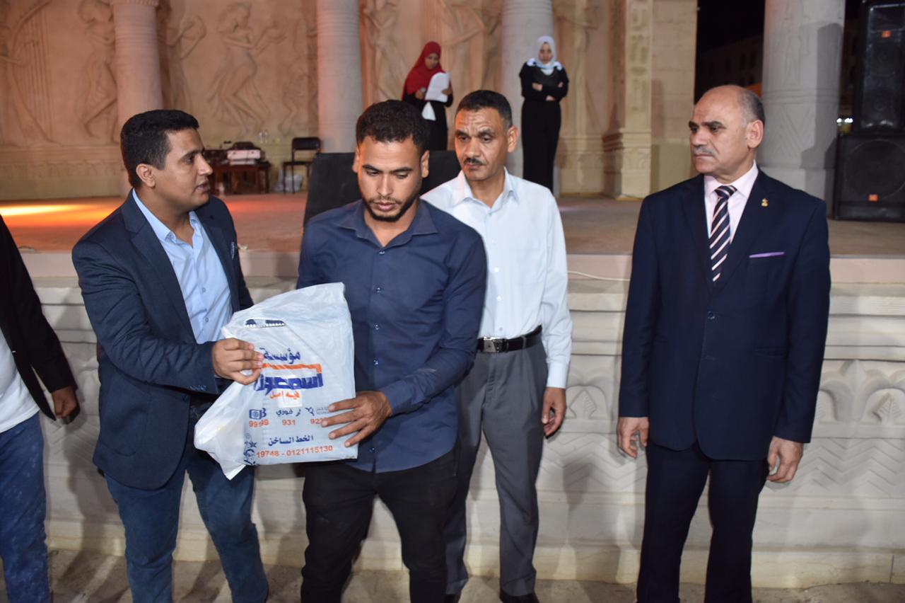 رئيس جامعة الأقصر يقود مسيرة للمكفوفين في الاحتفال بـ