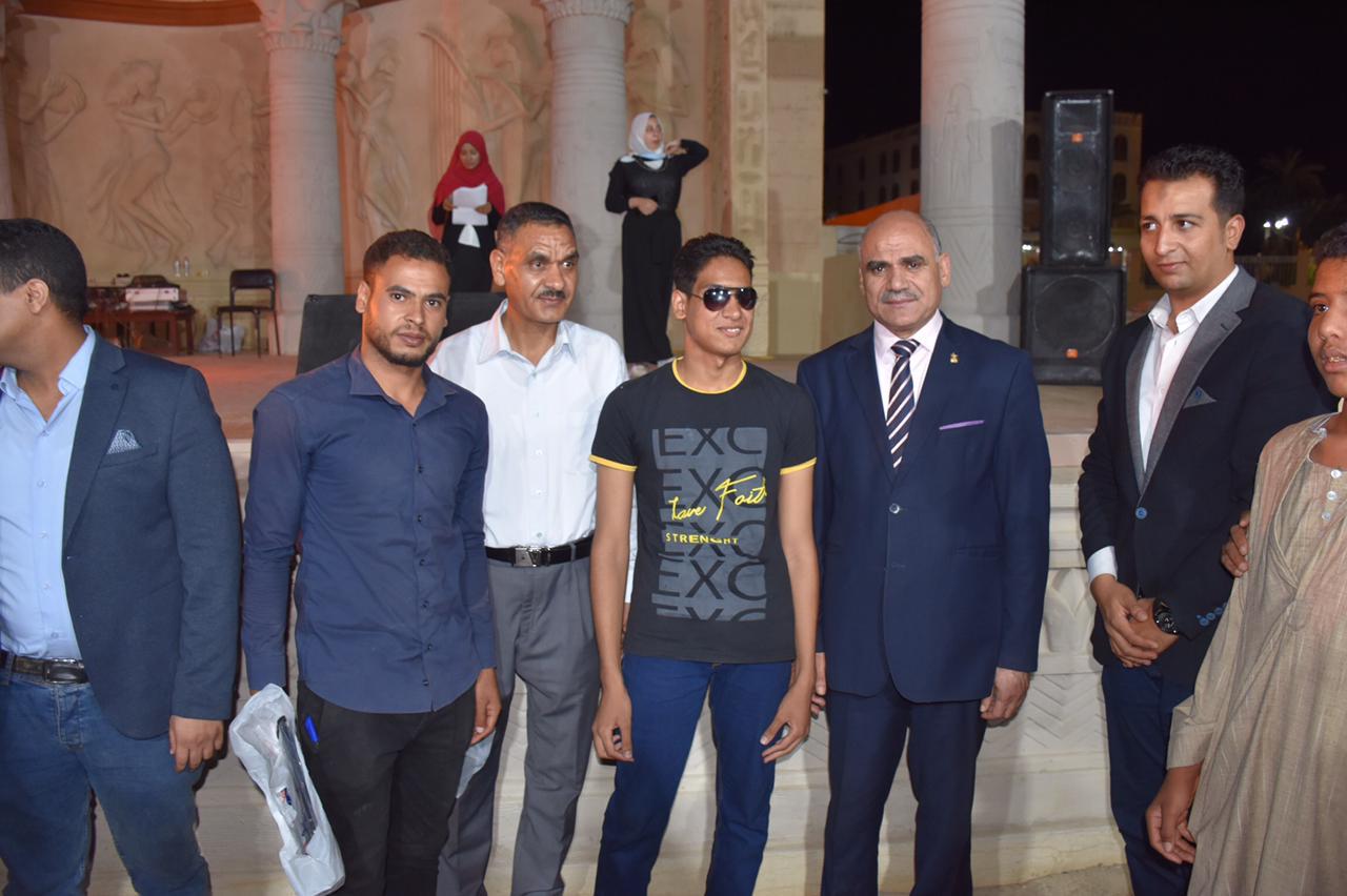 رئيس جامعة الأقصر يقود مسيرة للمكفوفين في الاحتفال بـ