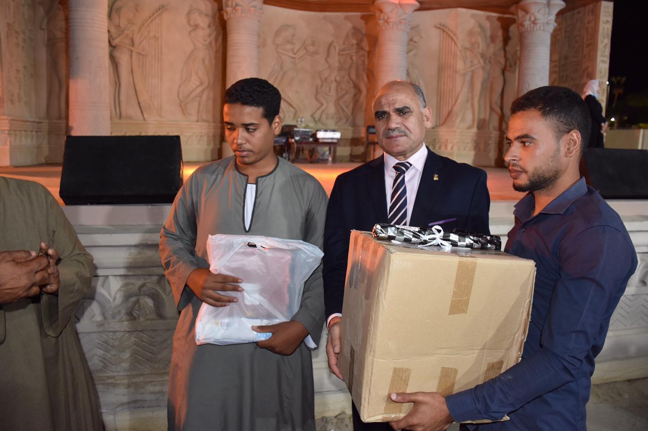 رئيس جامعة الأقصر يقود مسيرة للمكفوفين في الاحتفال بـ