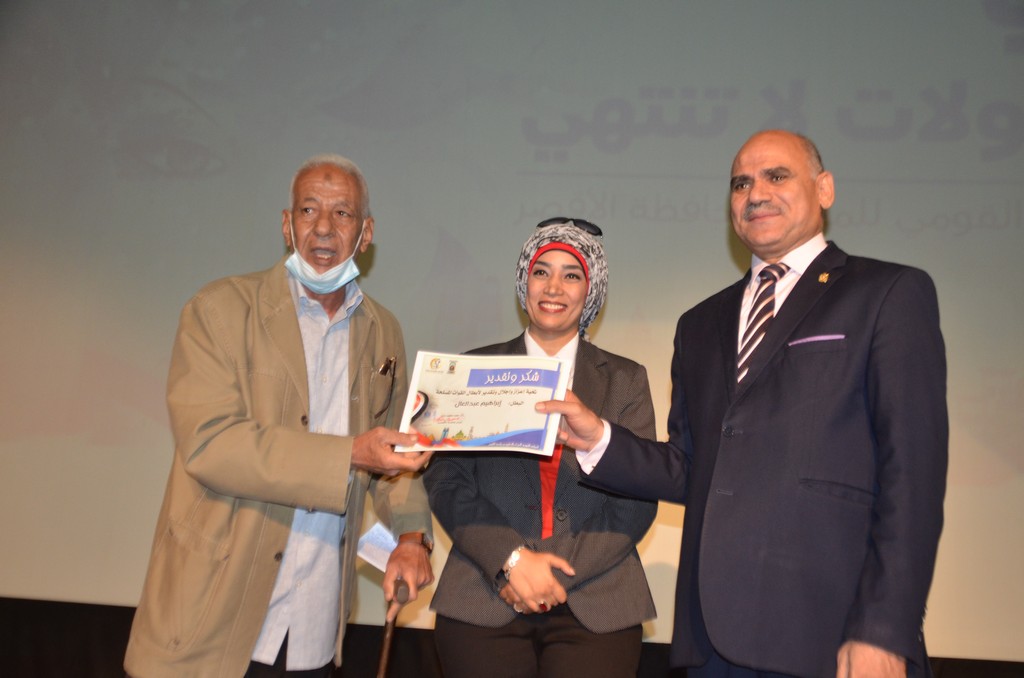 رئيس جامعة الأقصر يقود مسيرة للمكفوفين في الاحتفال بـ