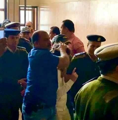 راجح أثناء دخوله قاعة المحكمة