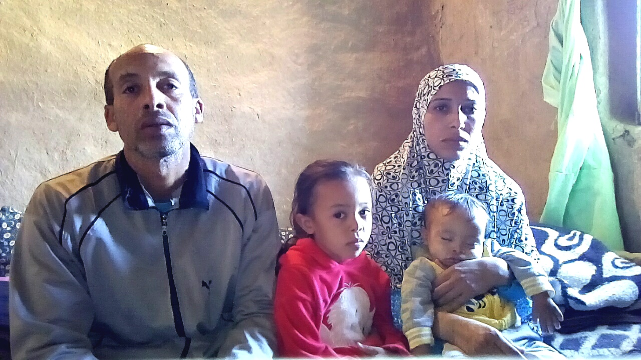 دموع اليأس تسقط أمام قهر المرض لإنقاذ رضيع يحتاج لجراحة في القلب بالوادى الجديد .. صور