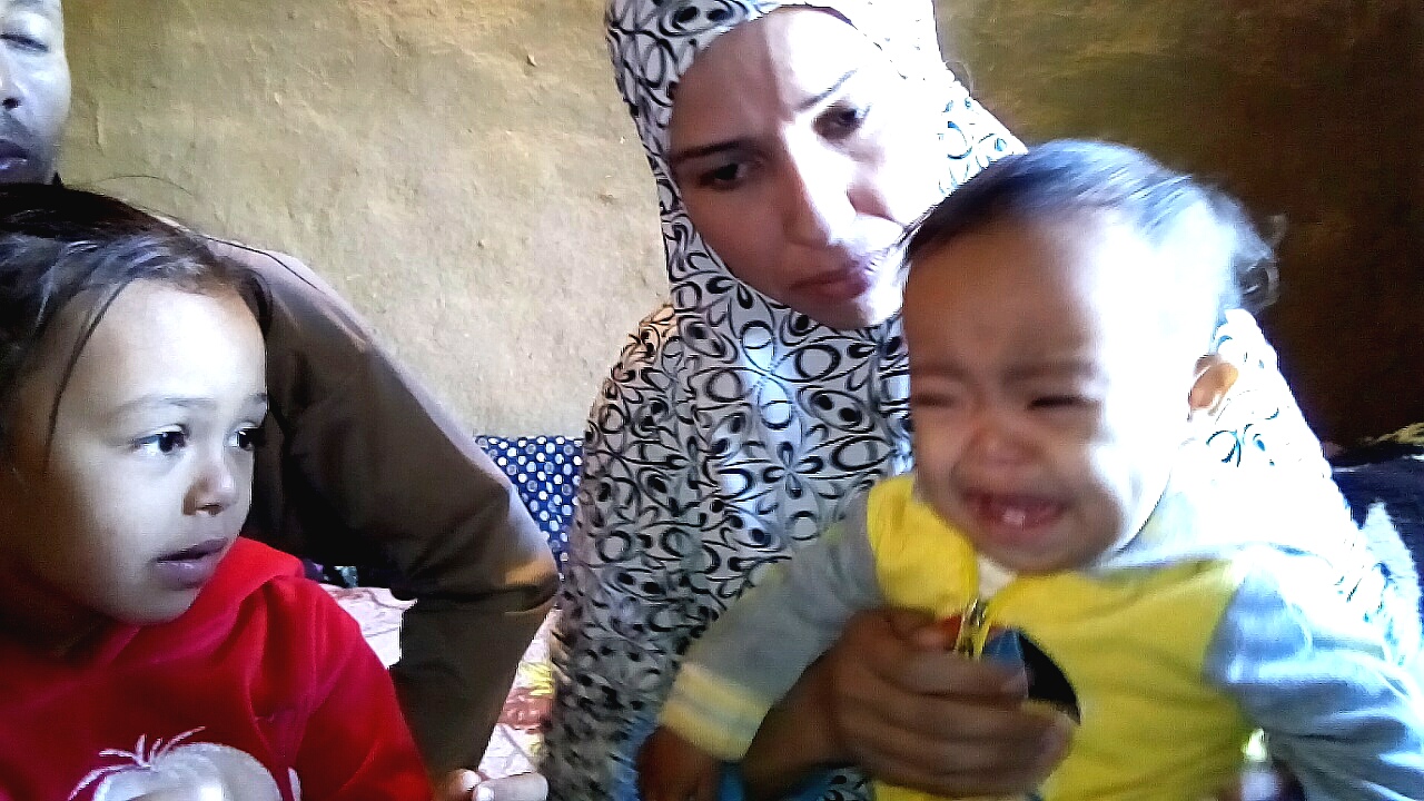 دموع اليأس تسقط أمام قهر المرض لإنقاذ رضيع يحتاج لجراحة في القلب بالوادى الجديد .. صور