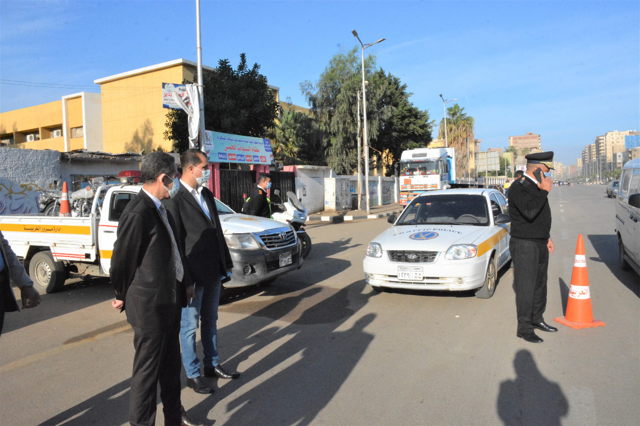 محافظ الغربيةيقوم بتنظيم الحركة المرورية ويحدداماكن عبور المشاة بالجلاء