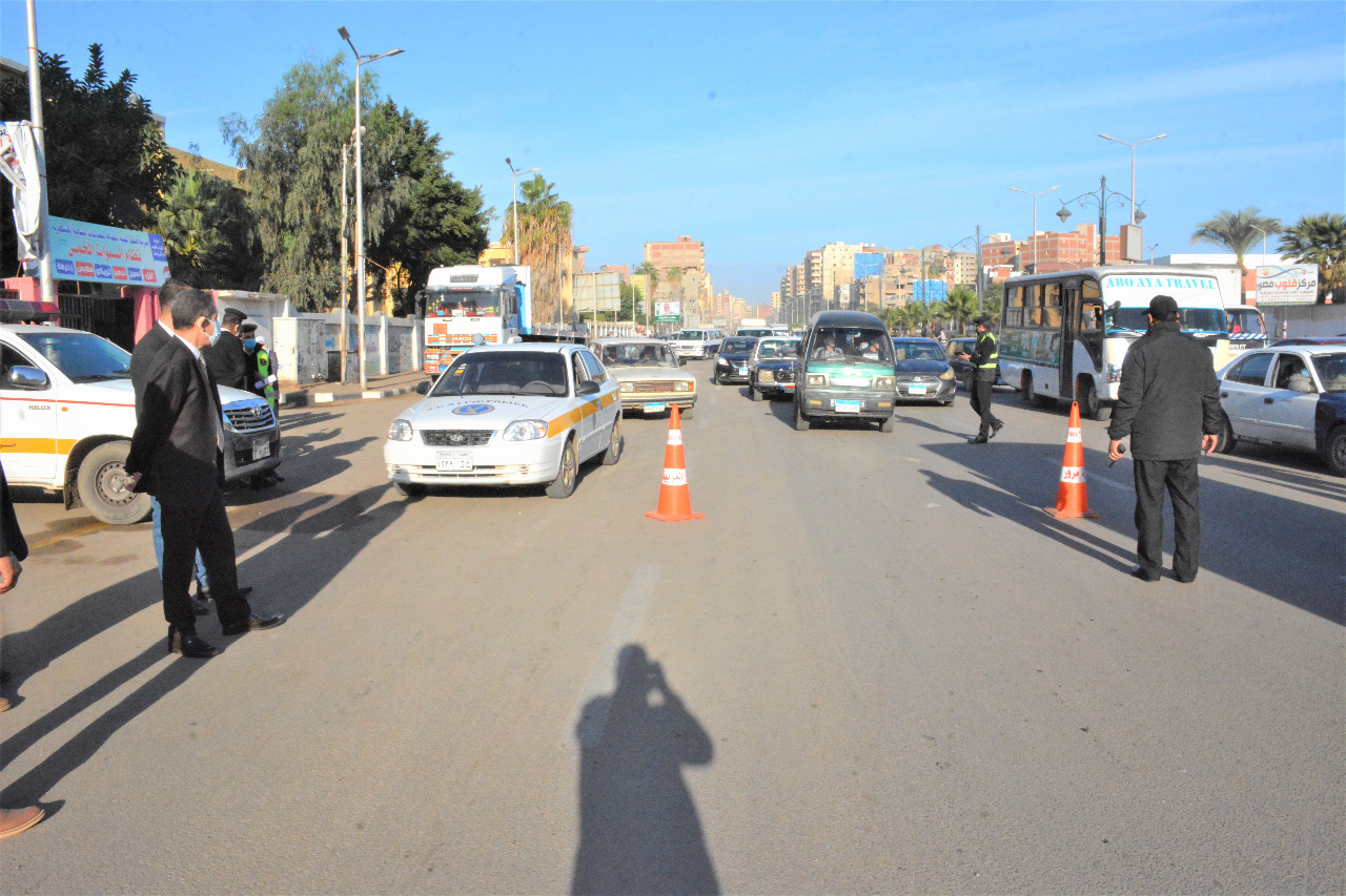 محافظ الغربيةيقوم بتنظيم الحركة المرورية ويحدداماكن عبور المشاة بالجلاء