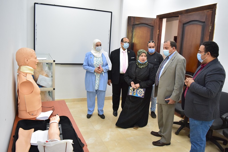 رئيس جامعة بني سويف يتفقد المرحلة الأولى لإنشاء الورشة التدريبية للأجهزة التعويضية بمعهد المسنين