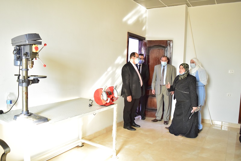 رئيس جامعة بني سويف يتفقد المرحلة الأولى لإنشاء الورشة التدريبية للأجهزة التعويضية بمعهد المسنين