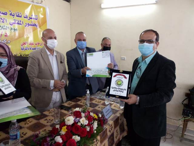 وكيل وزارة الصحة بالشرقية يكرم صيادلة مخزن الإمداد الدوائي