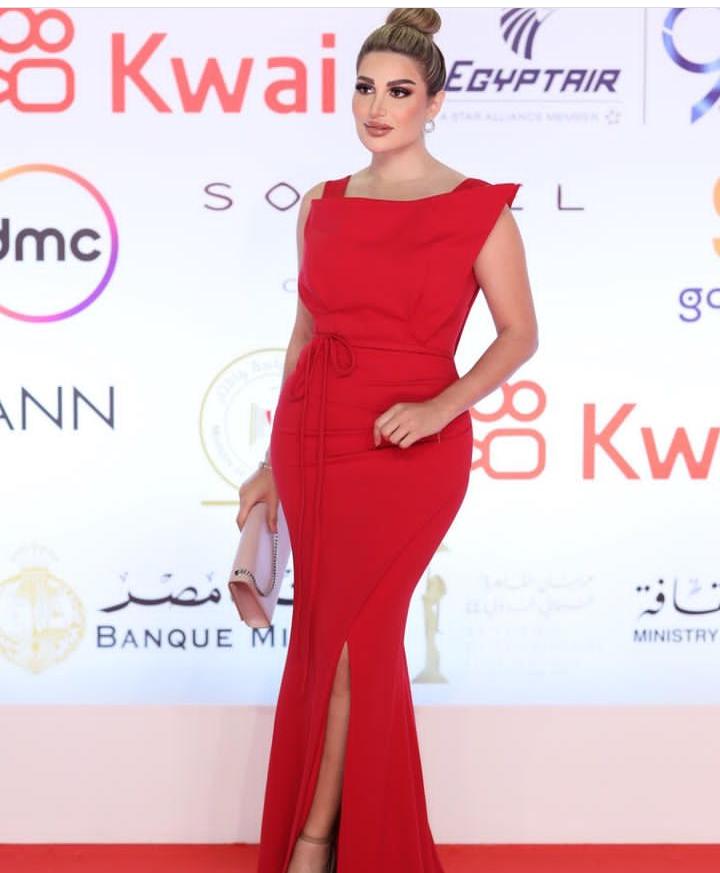 بفستان أحمر.. سارة نخلة تبهر متابعيها من القاهرة السينمائي 