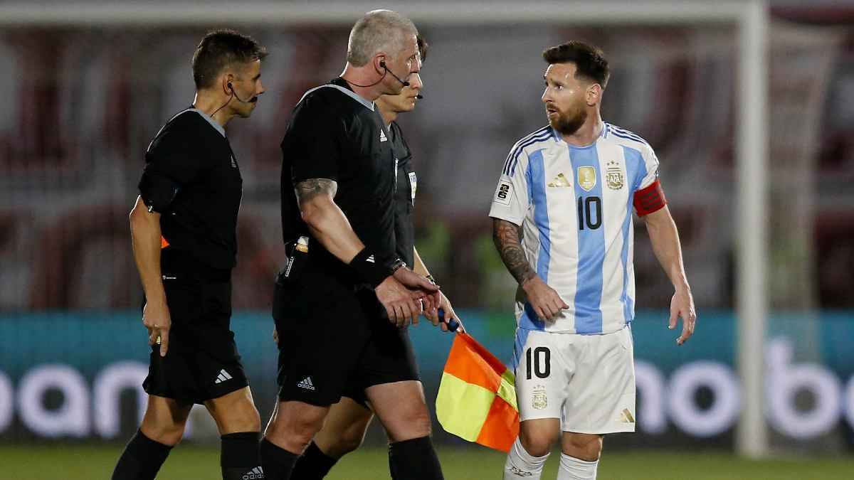 ميسي والحكم