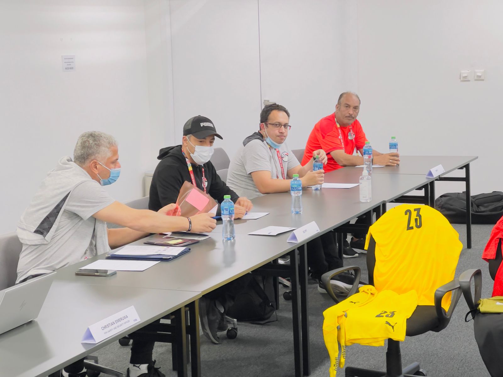 المنتخب بقميصه الأحمر أمام قطر