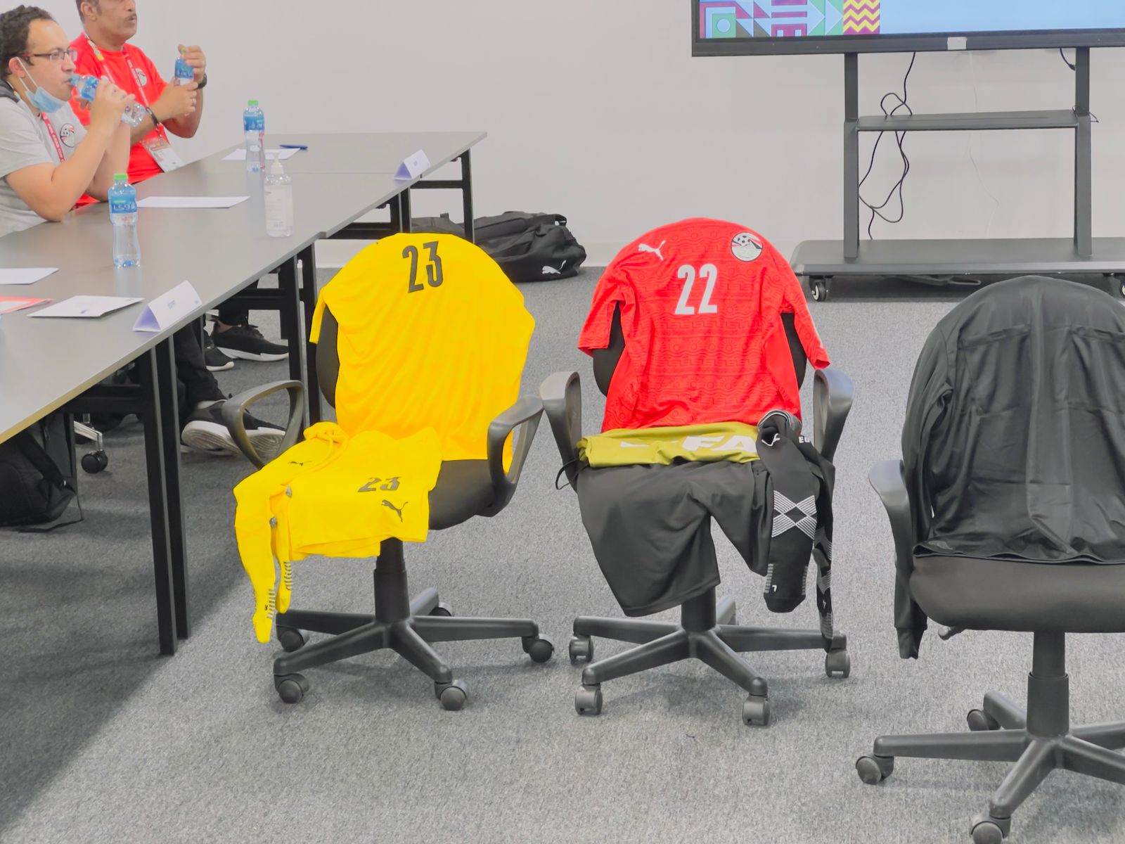 المنتخب بقميصه الأحمر أمام قطر