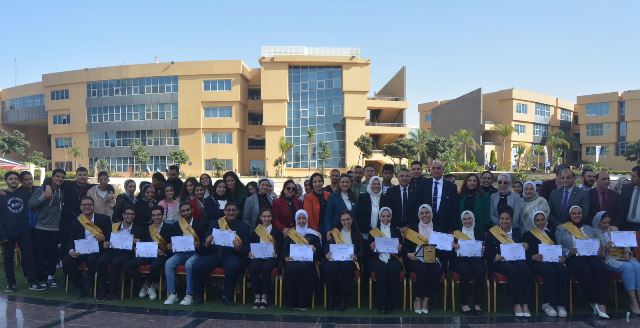 كلية الإدارة جامعة بدر تعلن عن الطالب المثالى والفريق الذهبى.. صور