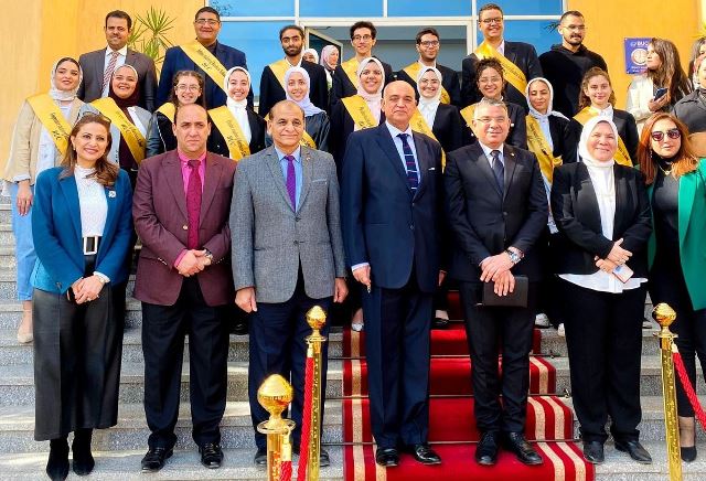 كلية الإدارة جامعة بدر تعلن عن الطالب المثالى والفريق الذهبى.. صور