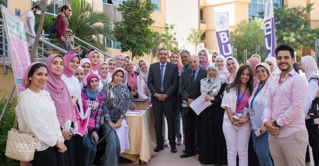 صيدلة جامعة بدر تنظم حملة توعية عن الوقاية من سرطان الثدى.. بالصور