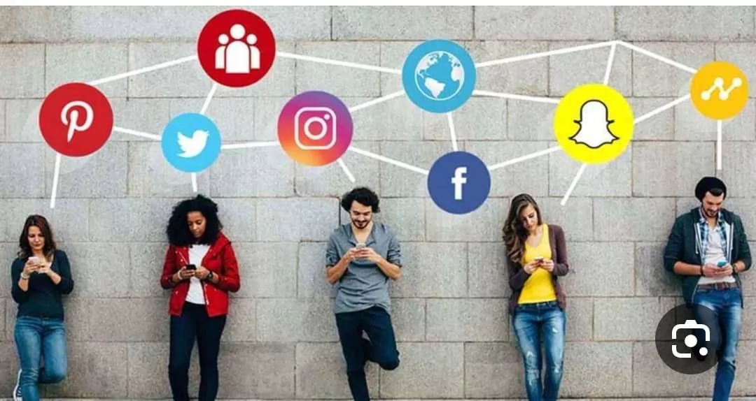"لوفيجارو" تحذر من تأثير شبكات التواصل الاجتماعي على الشباب 
