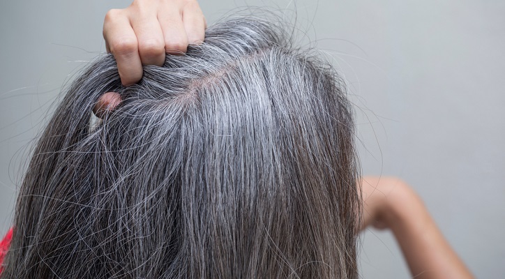 وصفة طبيعية للتقليل من الشيب واستعادة لون الشعر دون صبغات 