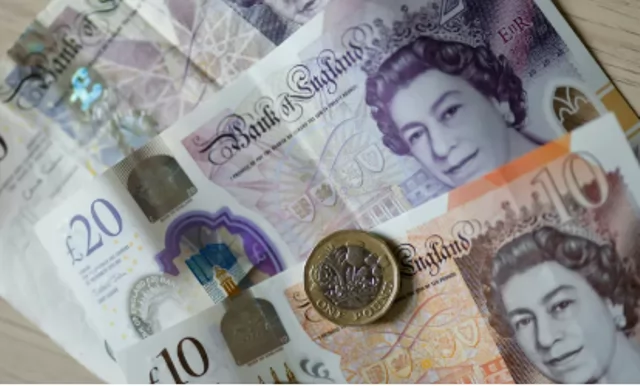 تراجع الجنيه الإسترليني بعد بيانات التضخم المفاجئة في بريطانيا 