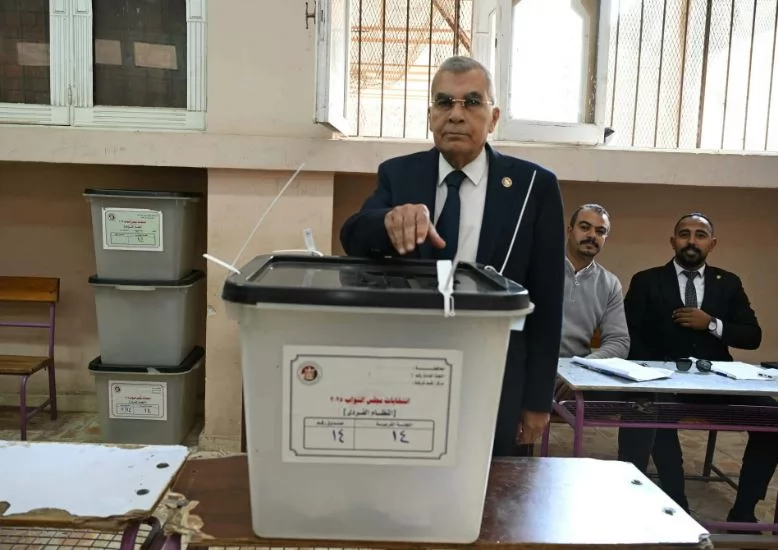 رئيس مجلس الشيوخ يدلي بصوته في جولة الإعادة بانتخابات النواب 