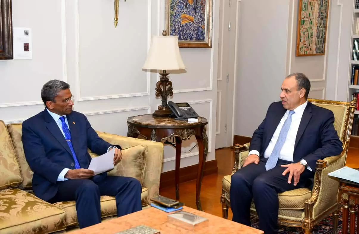 وزير الخارجية يبحث مع نظيره في سيشل تعزيز التعاون الثنائي 
