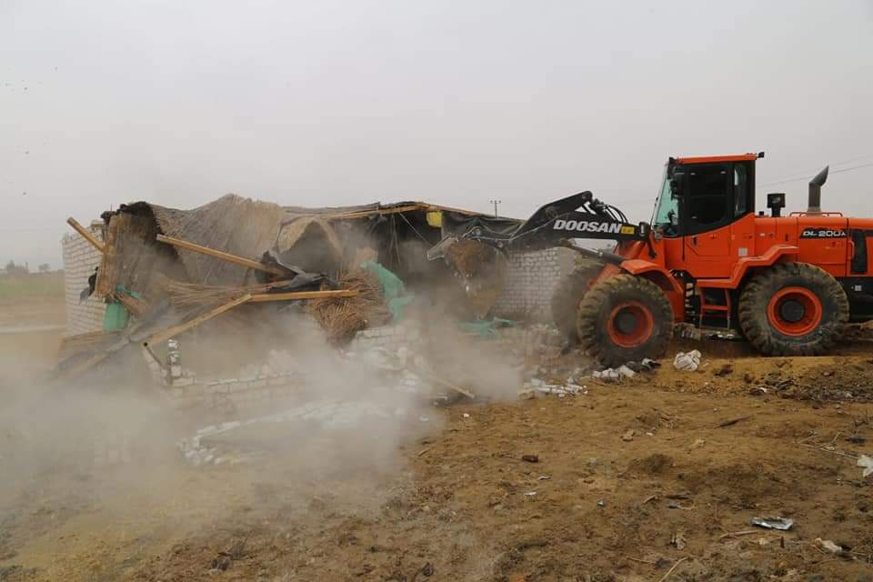 نائب محافظ السويس يقود حملة لإزالة  التعديات علي الأراضي الزراعية بكبريت 