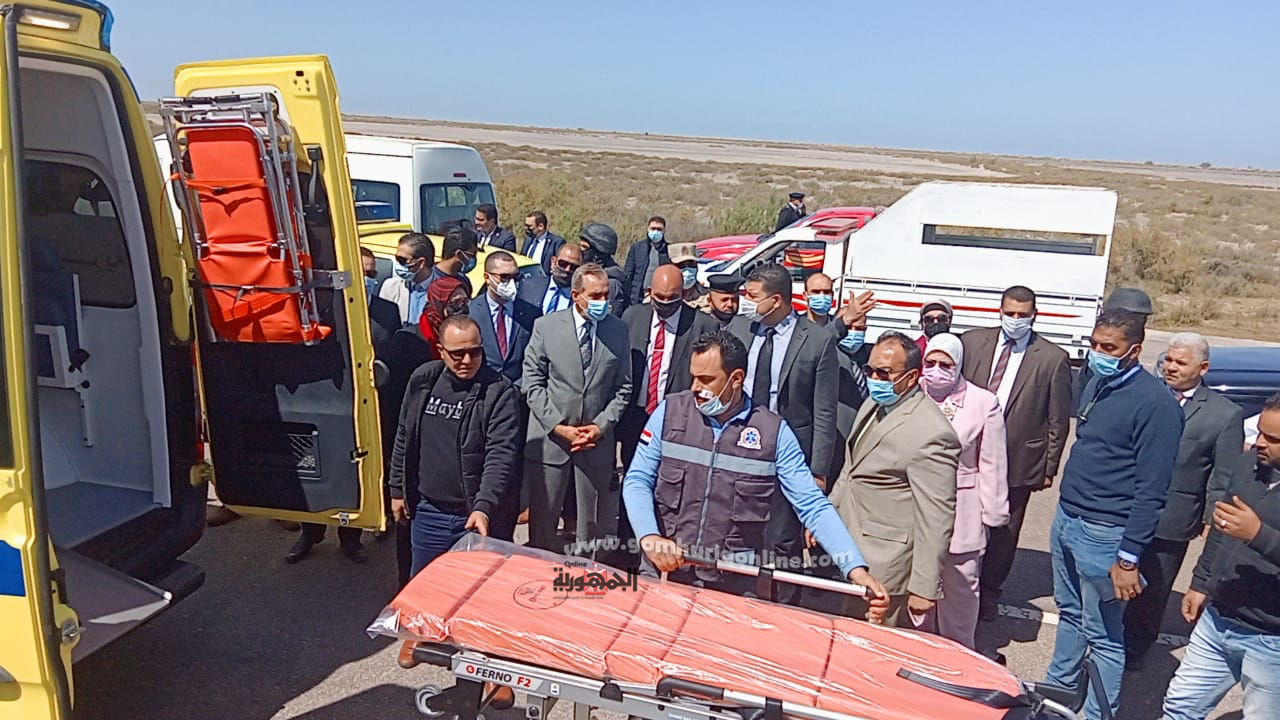 محافظ كفر الشيخ يوقف موكبه لنقل مصابين في إنقلاب سيارة نصف نقل على الطرق الدولي الساحلي بكفر الشيخ