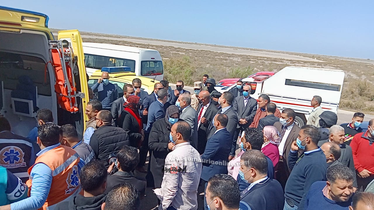 محافظ كفر الشيخ يوقف موكبه لنقل مصابين في إنقلاب سيارة نصف نقل على الطرق الدولي الساحلي بكفر الشيخ