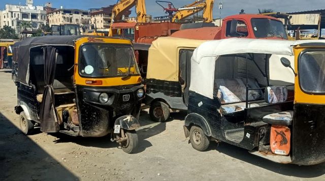 جهاز دمياط الجديدة يصادر 14 توك توك و6 تروسيكلات نباشين بالتعون مع الشرطة.. بالصور