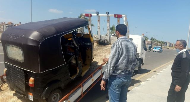 جهاز دمياط الجديدة يصادر 14 توك توك و6 تروسيكلات نباشين بالتعون مع الشرطة.. بالصور