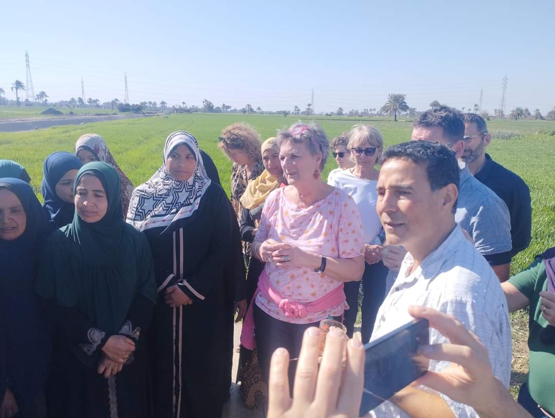 وفد دنيماركى يتفقد الزراعات الذكيه ببنى سويف