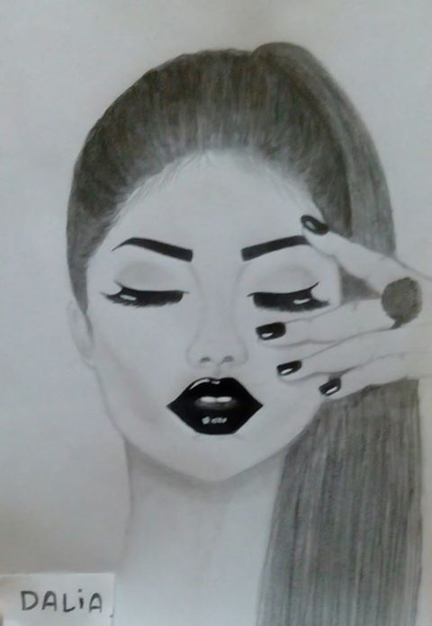 داليا تعشق الرسم وتسعى لتحقيق حلمها 