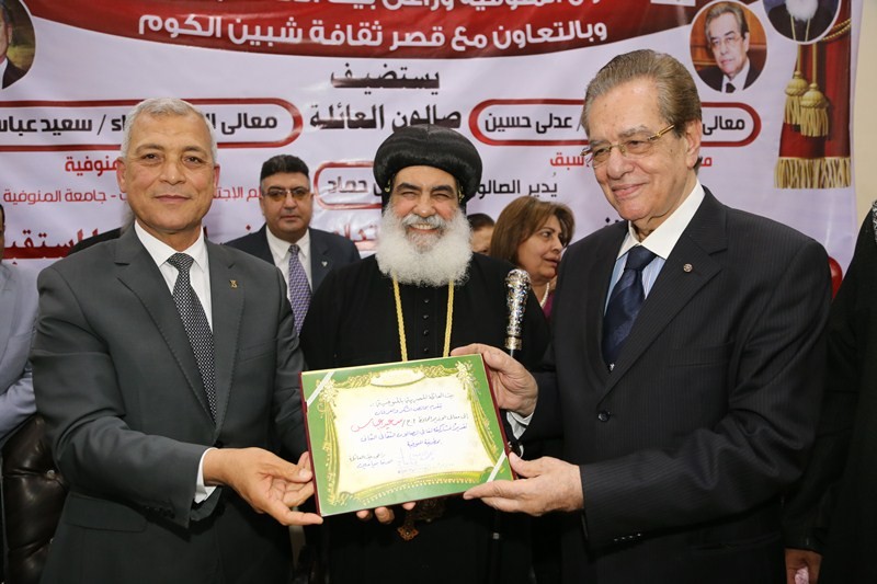 المستشار عدلى حسين يتسلم شهادة تقدير