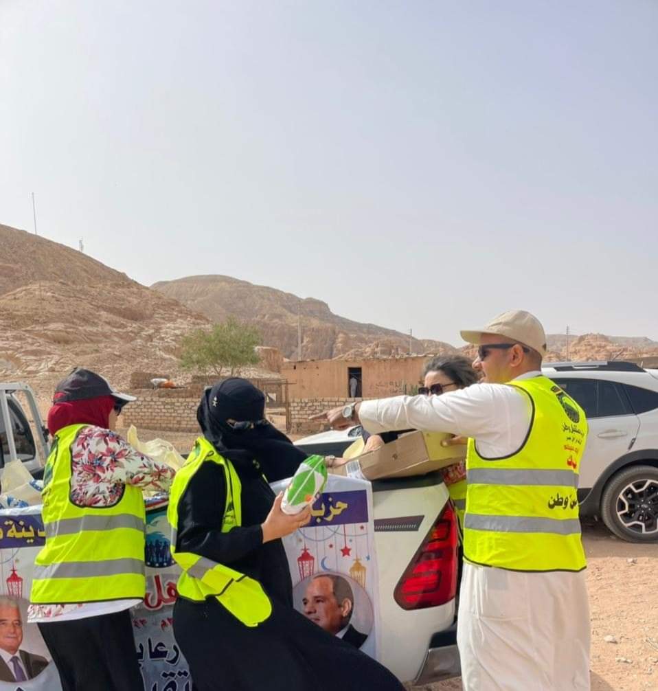قافلة اهل الخير تواصل توزيع المواد الغذائية على الفئات الأكثر احتياجا بمدينة دهب
