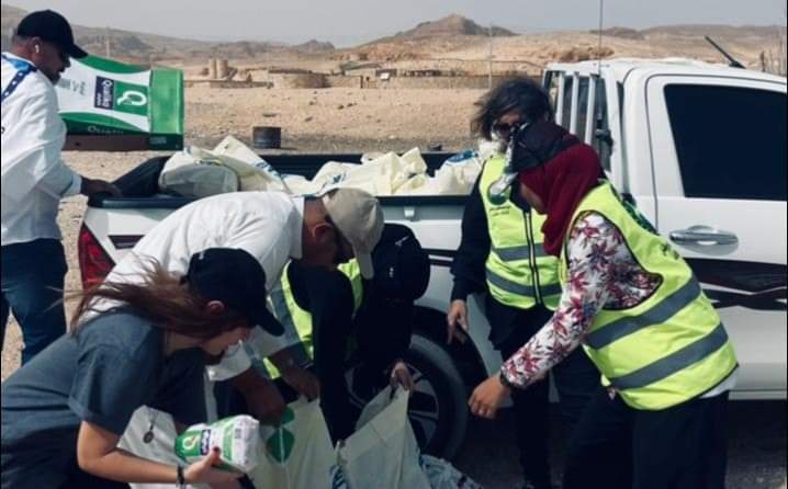 قافلة اهل الخير تواصل توزيع المواد الغذائية على الفئات الأكثر احتياجا بمدينة دهب