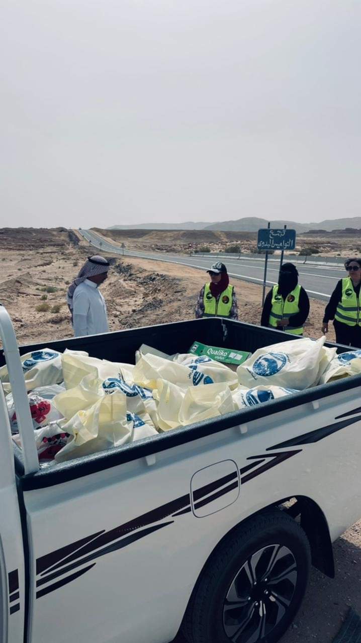 قافلة اهل الخير تواصل توزيع المواد الغذائية على الفئات الأكثر احتياجا بمدينة دهب