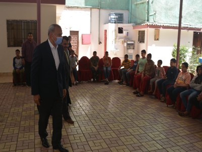 الهجان يتفقد حدائق القناطر الخيرية ويلتقي بالاسر ويقدم الهدايا 