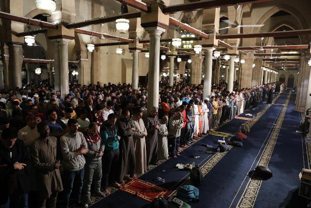 بالصور..أروقة الجامع الأزهر تعجّ بالمصلين في ليلة السابع والعشرين