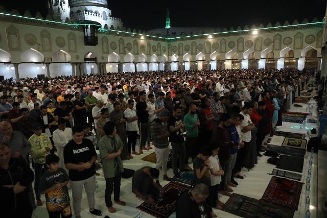 بالصور..أروقة الجامع الأزهر تعجّ بالمصلين في ليلة السابع والعشرين