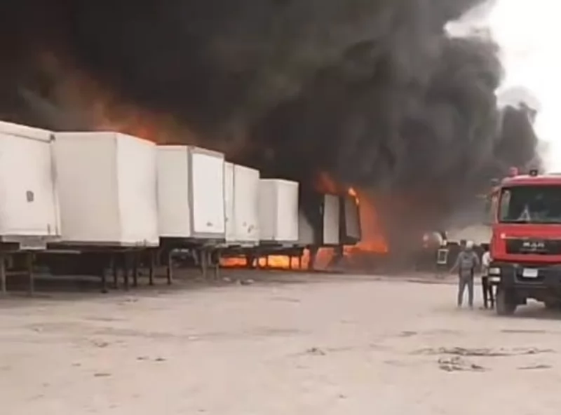 حريق هائل بجراج في العبور يلتهم 4 سيارات نقل دون خسائر بشرية 