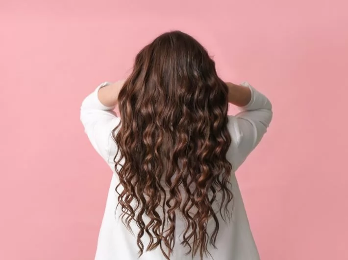 عادات صباحية تعزز كثافة الشعر 