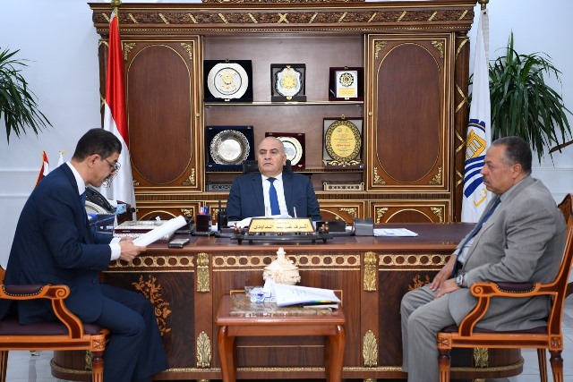 محافظ قنا يترأس اجتماع مجلس إدارة المنطقة الحرة بقفط