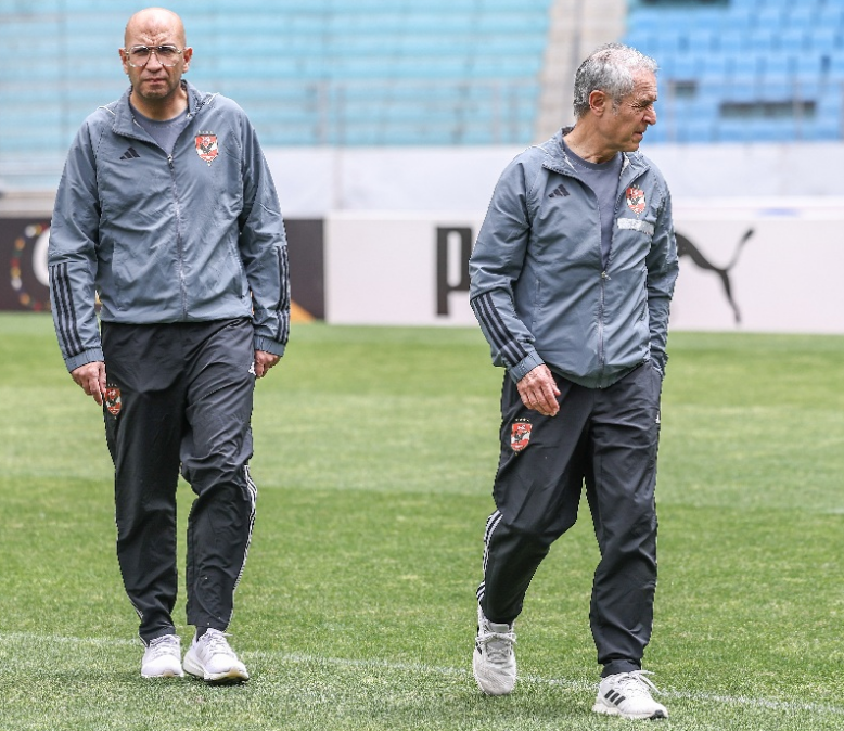 كولر يتفقد أرضية ملعب مباراة الأهلي والترجي